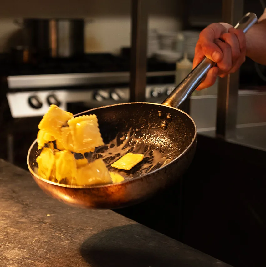 Preparazione in cucina con materie prime piemontesi a km zero